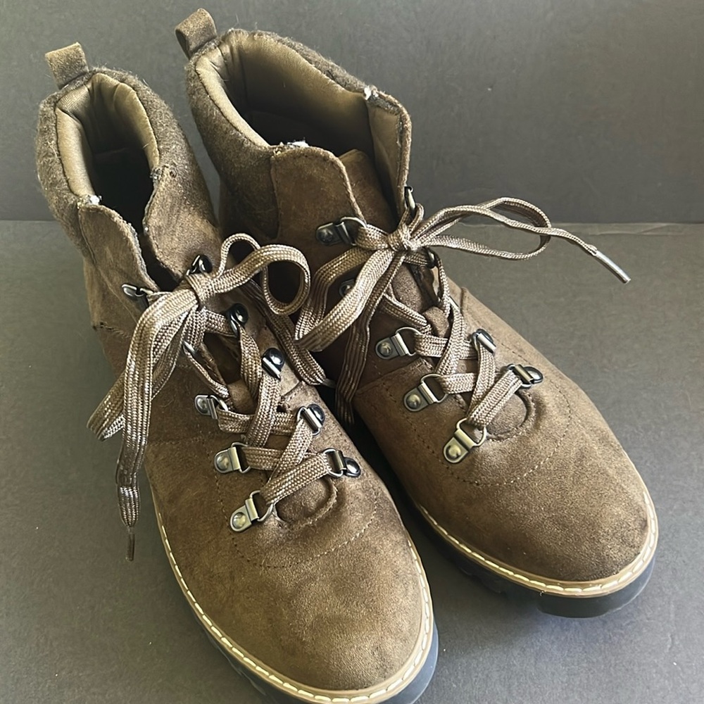 Women’s Cliff by White Mountain boots Size 8 1/2 olive green.